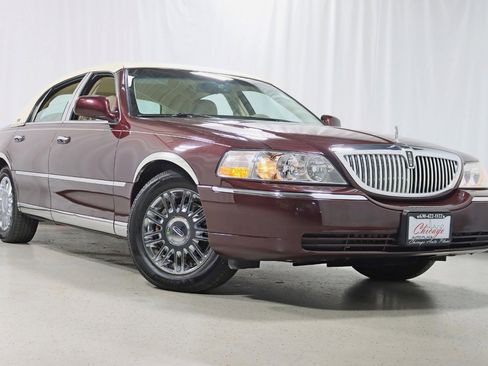 Used 2010 Lincoln Town Car Signature Limited RWD image 7