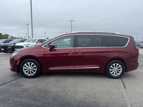 Used 2018 Chrysler Pacifica Touring-L FWD image 6