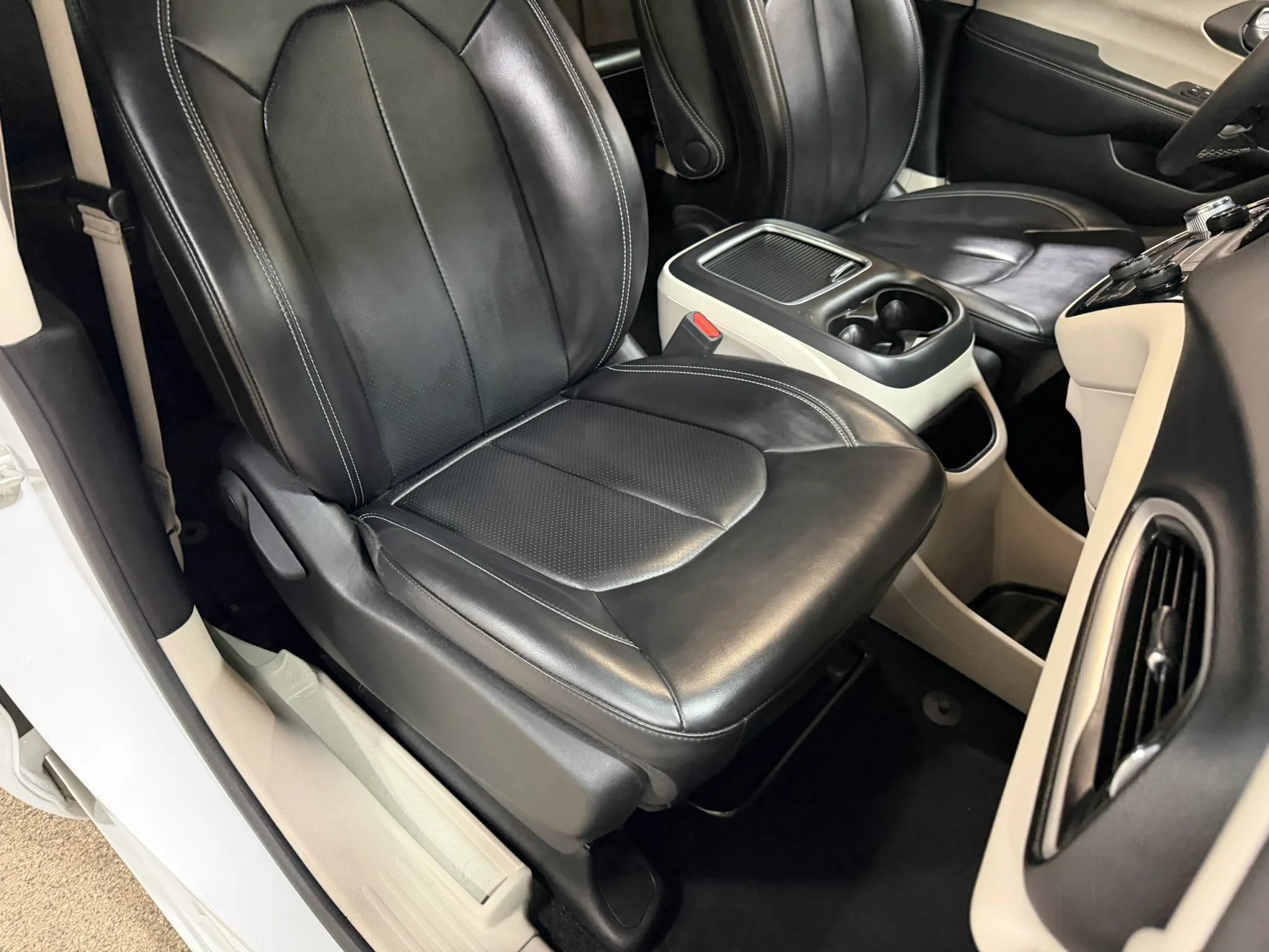 Used 2023 Chrysler Pacifica Touring-L FWD image 38