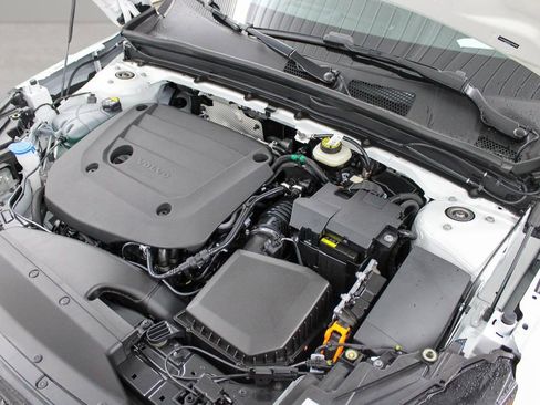 New 2026 Volvo XC40 B4 Plus w/ Protection Package Premier FWD image 12