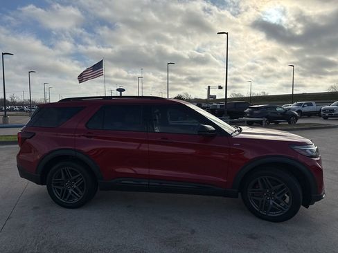 Used 2025 Ford Explorer ST-Line w/ Premium Package image 18