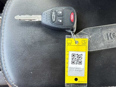 Used 2013 Dodge Avenger SE FWD image 21