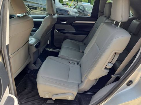 Used 2018 Toyota Highlander XLE AWD/4WD image 18