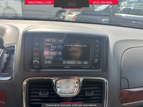 Used 2013 Chrysler Town & Country Touring FWD image 14
