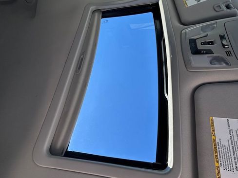 Used 2017 Toyota Sienna XLE image 9