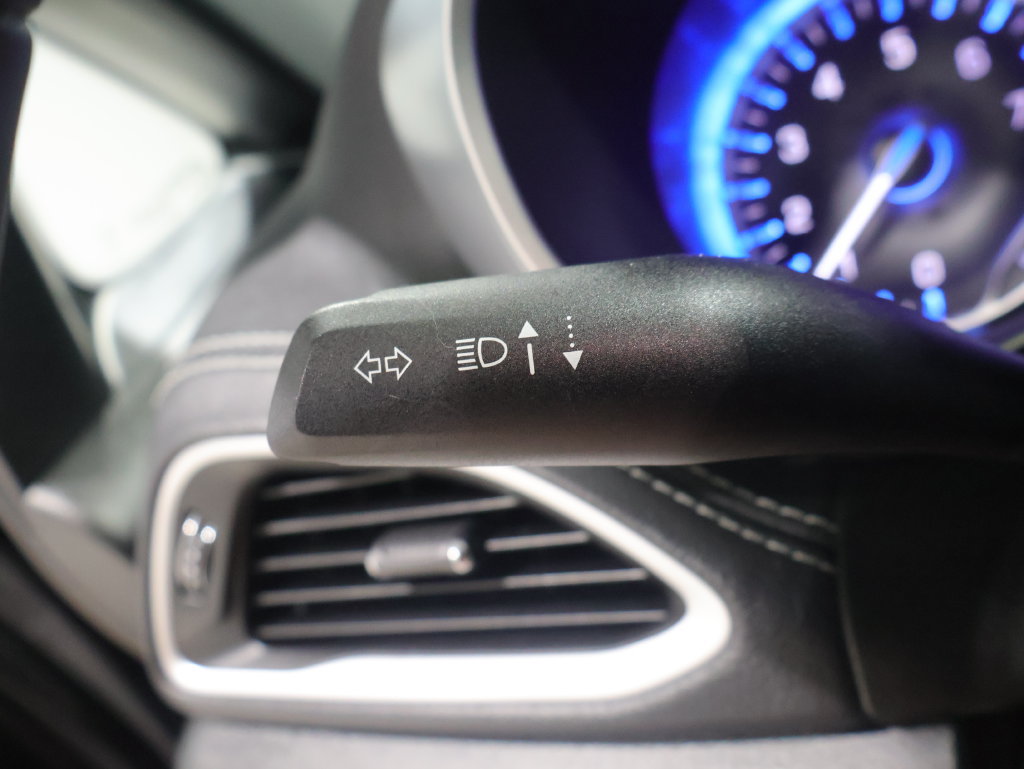 Used 2023 Chrysler Pacifica Touring-L w/ Uconnect Theater Family Group FWD image 34