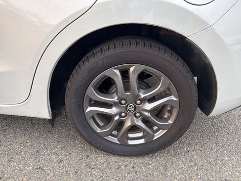 Used 2019 Toyota Yaris L image 12