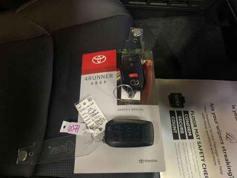 Used 2025 Toyota 4Runner Limited AWD/4WD image 9