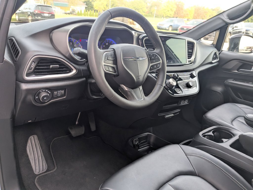 Used 2025 Chrysler Pacifica Select FWD image 2