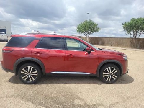 Certified 2023 Nissan Pathfinder Platinum FWD image 5