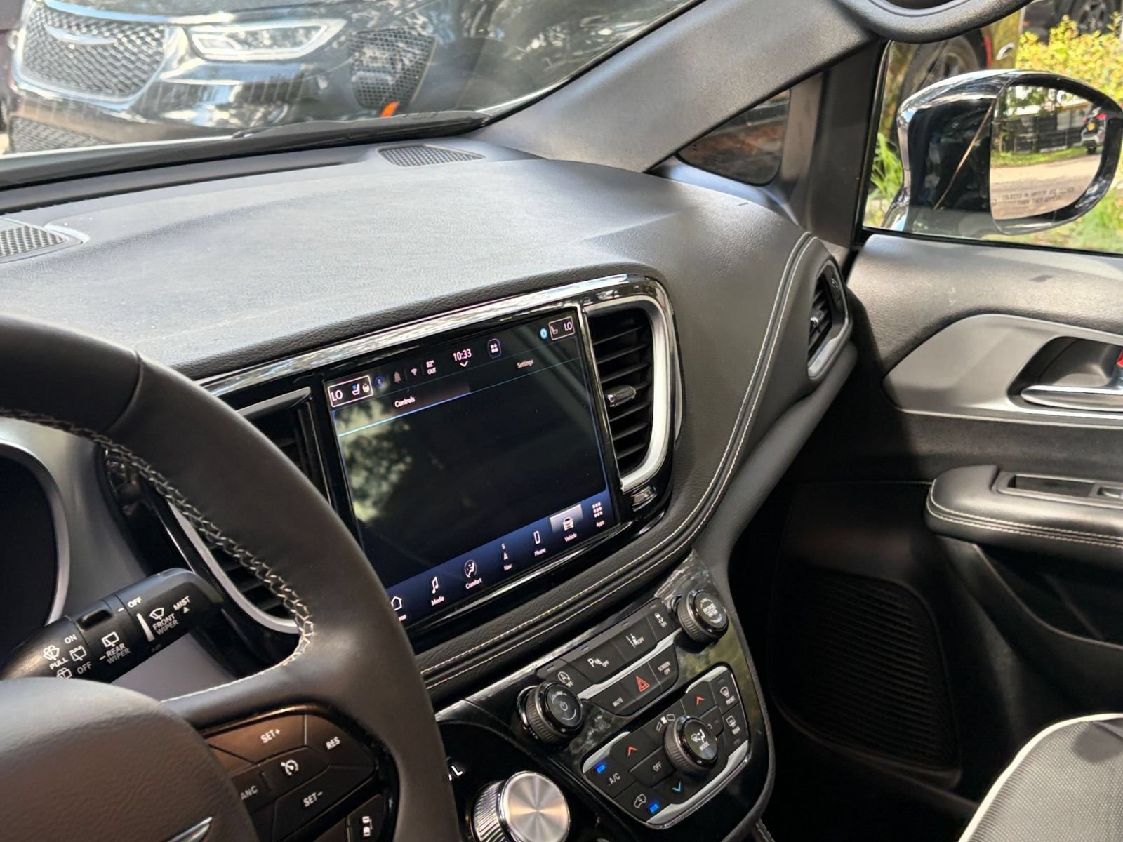 Used 2025 Chrysler Pacifica Limited FWD image 40