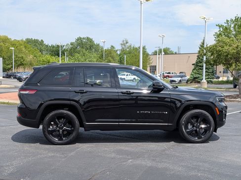 Used 2023 Jeep Grand Cherokee Limited w/ Black Appearance Package AWD/4WD image 9