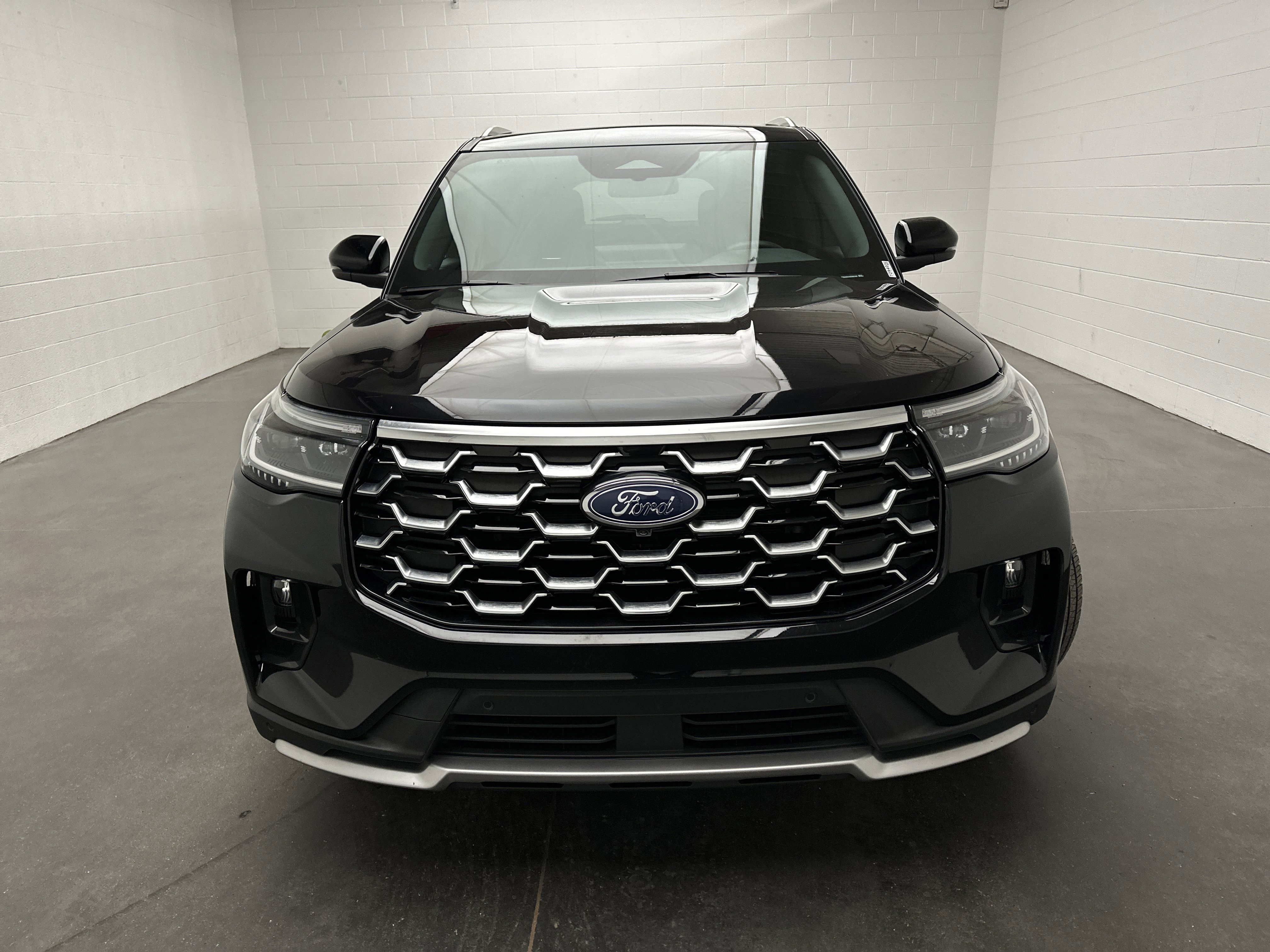 Used 2025 Ford Explorer Platinum w/ LUX Leather Package AWD/4WD image 3
