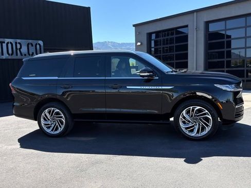 Used 2025 Lincoln Navigator Reserve AWD/4WD image 5