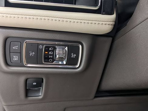 Used 2023 Lincoln Nautilus FWD w/ Premium Package image 21