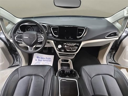 Used 2024 Chrysler Pacifica Touring-L image 22