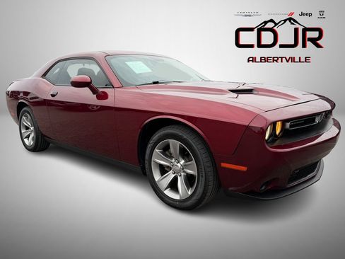Used 2018 Dodge Challenger SXT image 1