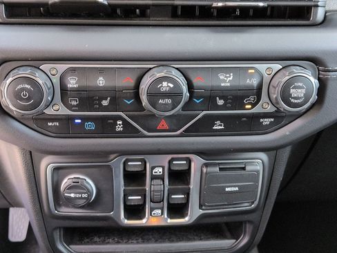 Used 2025 Jeep Wrangler Unlimited Sahara AWD/4WD image 18