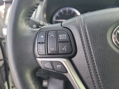 Used 2014 Toyota Highlander Limited w/ Driver Technology Package FWD image 28