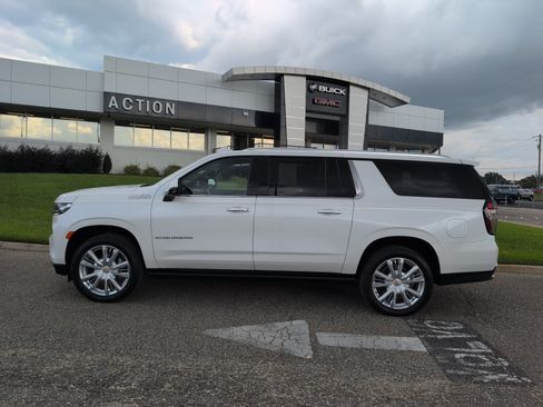Used 2024 Chevrolet Suburban High Country w/ Max Trailering Package AWD/4WD image 2