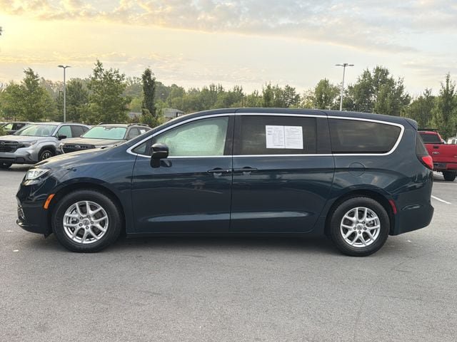 Used 2023 Chrysler Pacifica Touring-L FWD image 6