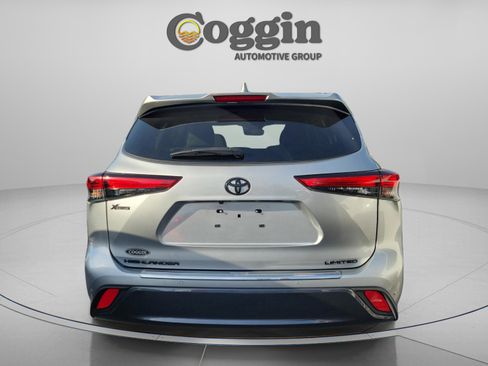Used 2021 Toyota Highlander Limited FWD image 3