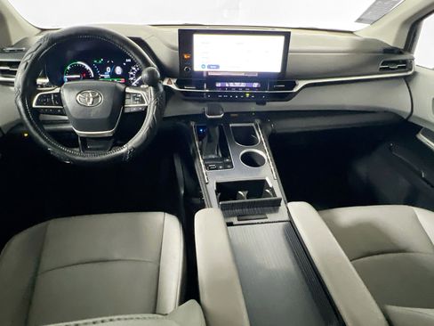 Used 2025 Toyota Sienna XLE image 30