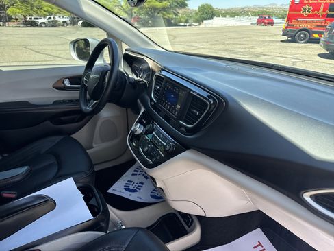 Used 2019 Chrysler Pacifica Touring Plus w/ Tire & Wheel Group FWD image 14