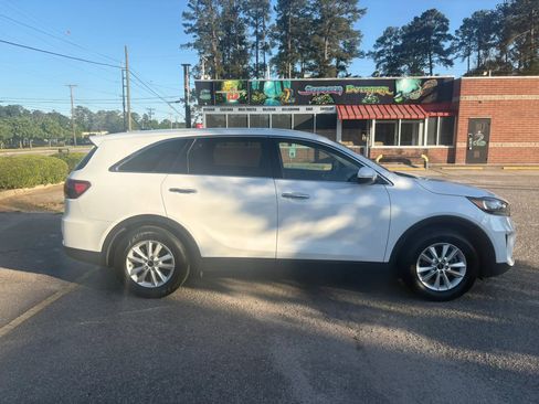 Used 2020 Kia Sorento FWD V6 image 2