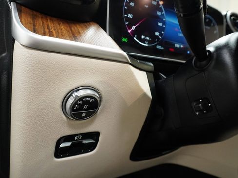 Used 2024 Mercedes-Benz GLC 300 4MATIC image 24