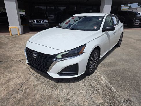 Used 2025 Nissan Altima 2.5 SV FWD image 2
