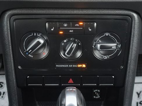 Used 2013 Volkswagen Beetle TDI FWD image 12