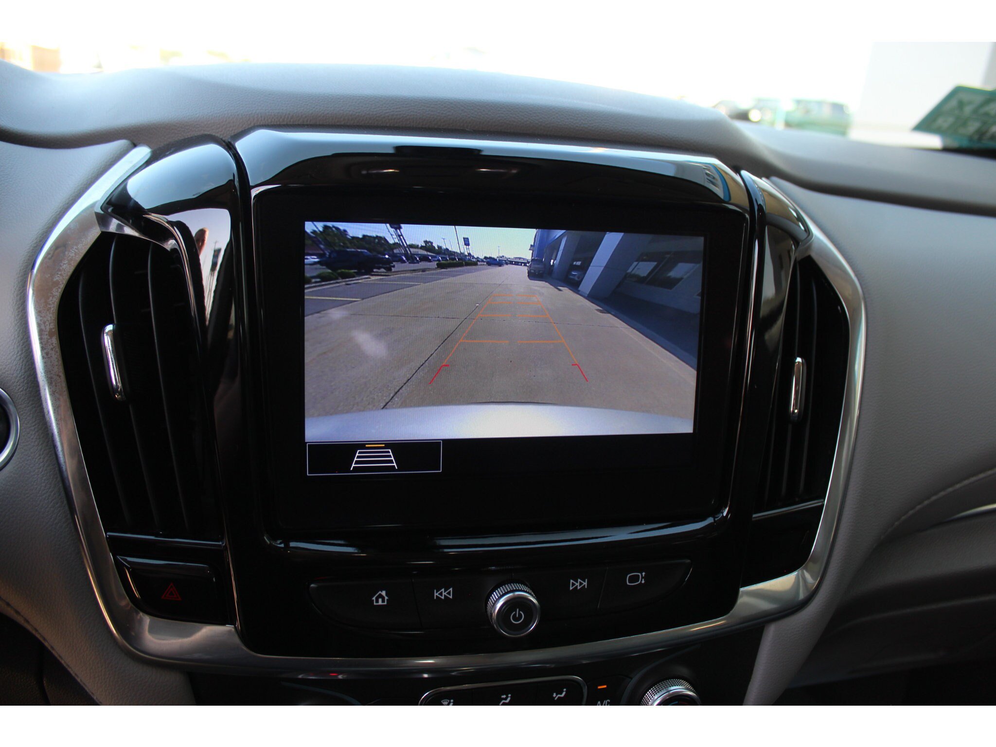 Used 2021 Chevrolet Traverse LT FWD image 12