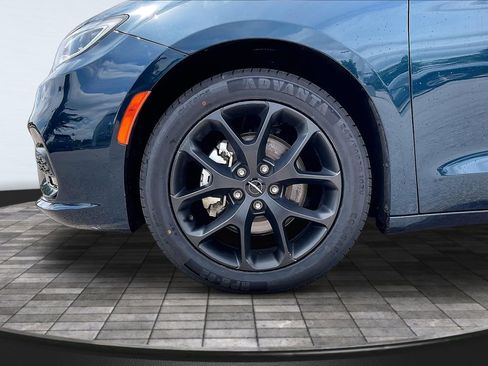 Used 2025 Chrysler Pacifica Limited FWD image 8