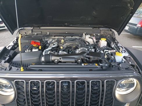 Used 2024 Jeep Gladiator Rubicon w/ Technology Group image 15