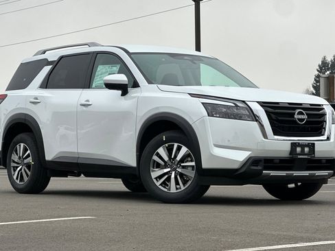 New 2025 Nissan Pathfinder SL image 2