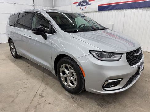 Used 2024 Chrysler Pacifica Limited FWD image 2