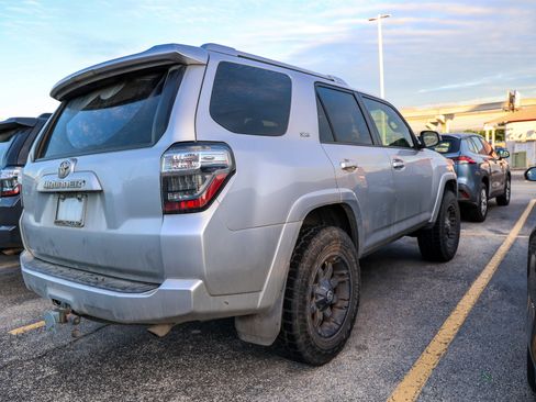 Used 2015 Toyota 4Runner SR5 image 6