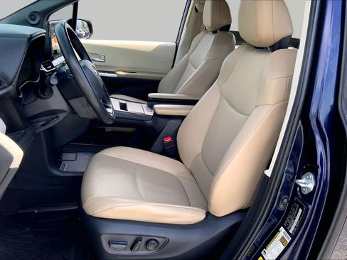 Used 2023 Toyota Sienna XLE w/ XLE Plus Package FWD image 8