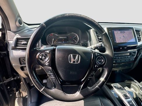 Used 2016 Honda Pilot Touring image 11