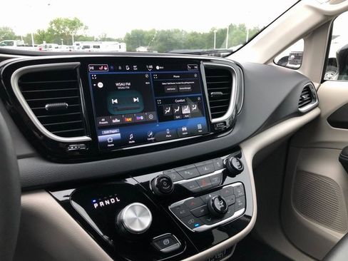 Used 2024 Chrysler Pacifica Touring-L image 10