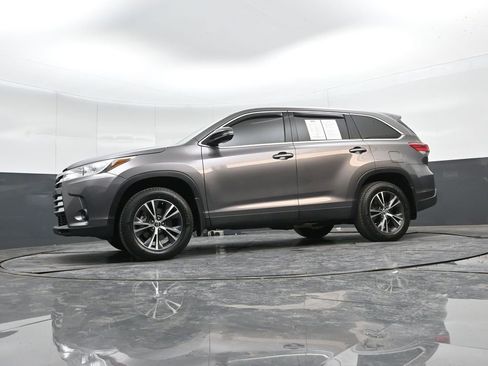 Used 2019 Toyota Highlander LE image 36