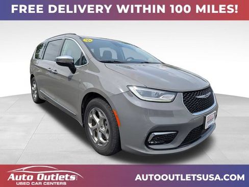 Used 2023 Chrysler Pacifica Limited FWD image 1