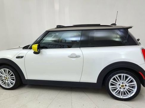 Used 2024 MINI Cooper SE w/ Signature Upholstery Package image 4