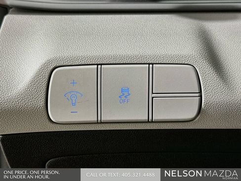 Used 2025 Hyundai Elantra Limited FWD image 11