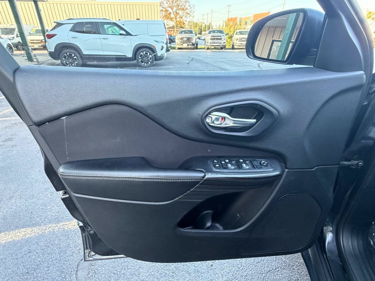Used 2015 Jeep Cherokee Sport FWD image 15