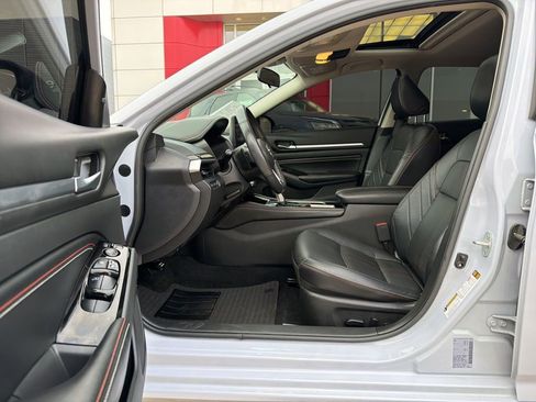 Used 2023 Nissan Altima 2.5 SR w/ SR Premium Package image 14