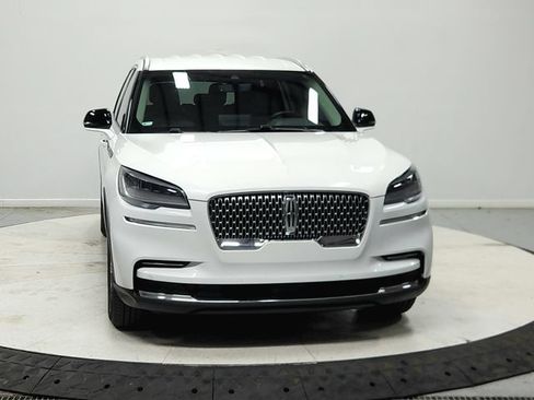 Used 2023 Lincoln Aviator AWD image 3