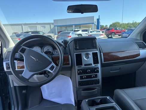 Used 2009 Chrysler Town & Country Touring FWD image 10