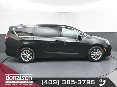 Used 2026 Chrysler Pacifica Limited FWD image 2